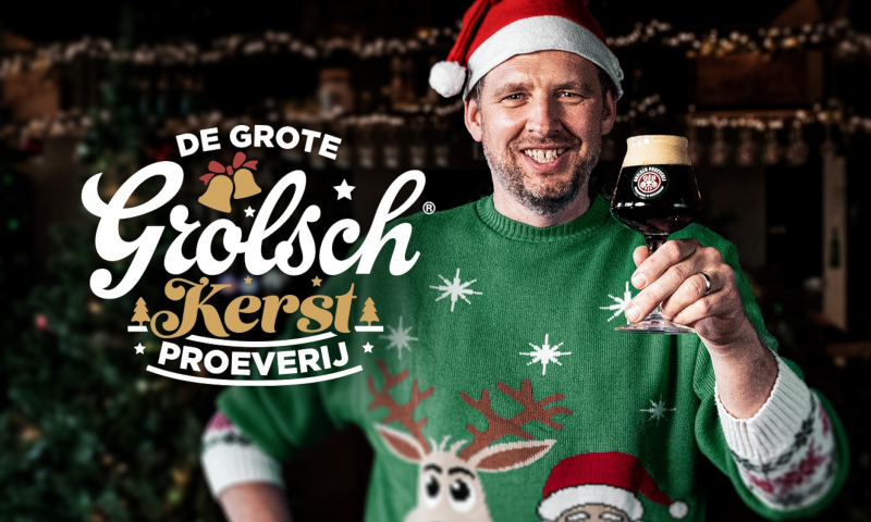 Brouwer Marc Janssen van Grolsch in een kersttrui met een speciaalbier in de hand voor de Grolsch kerstproeverij 2020